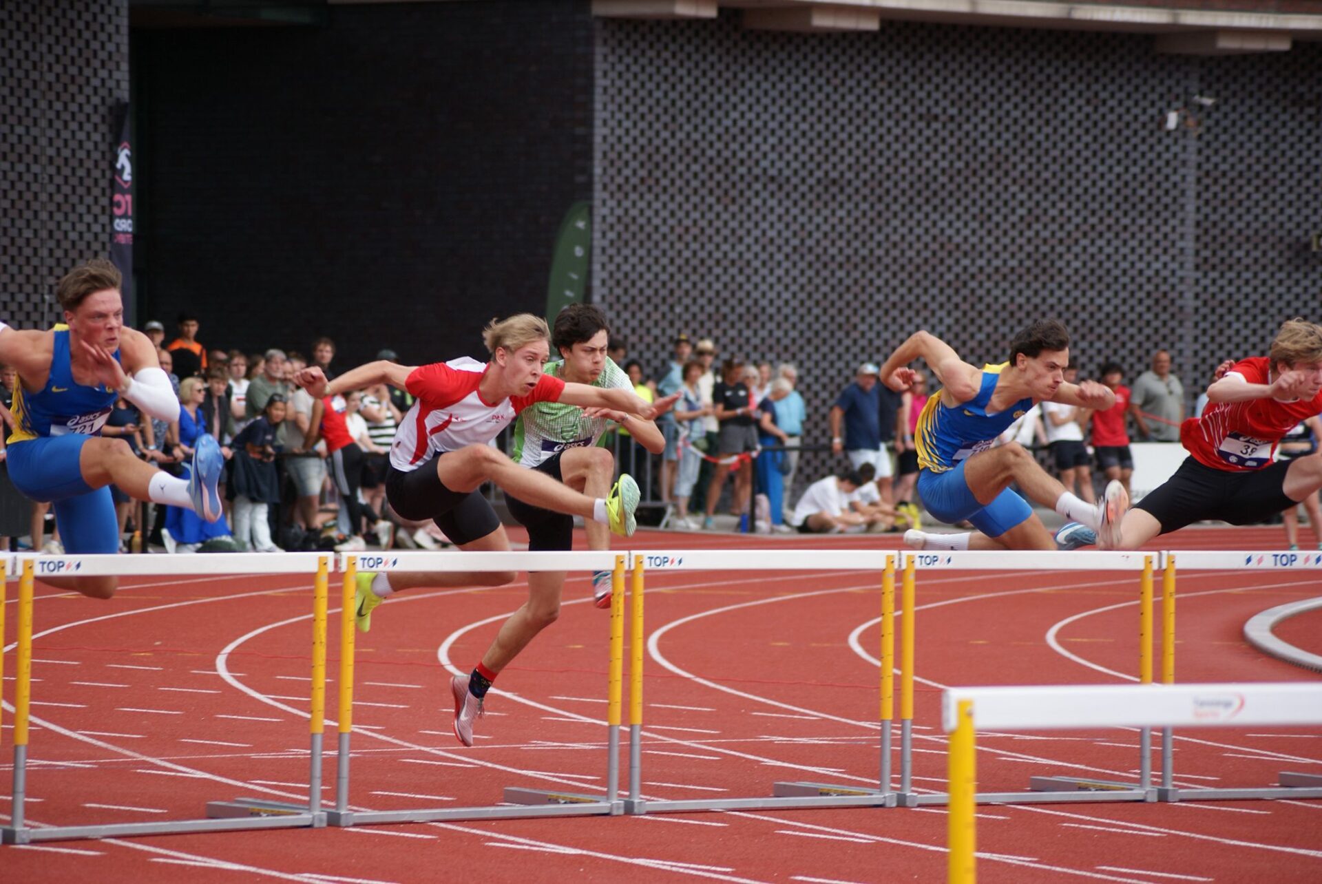 Op de foto snelt Youri van der Linden naar het brons op de 110 meter horden.