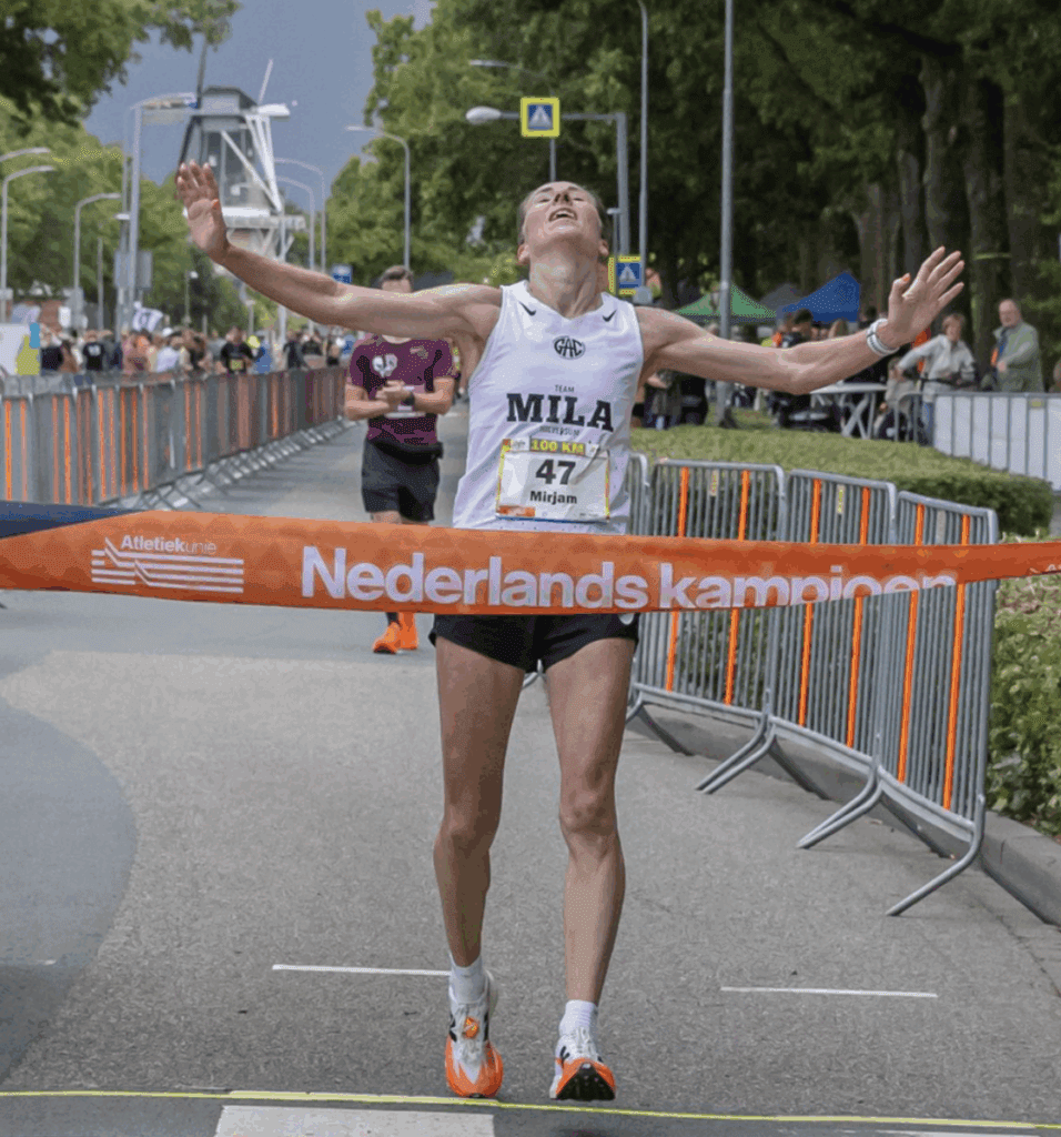 Mirjam Koersen komt over de finish als Nederlands kampioen 100 kilometer