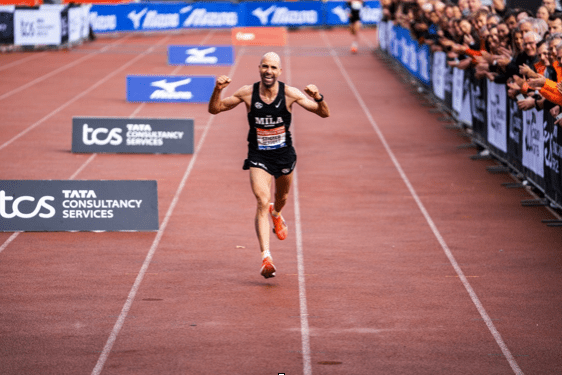 Bas Stigter komt juichend over de finish