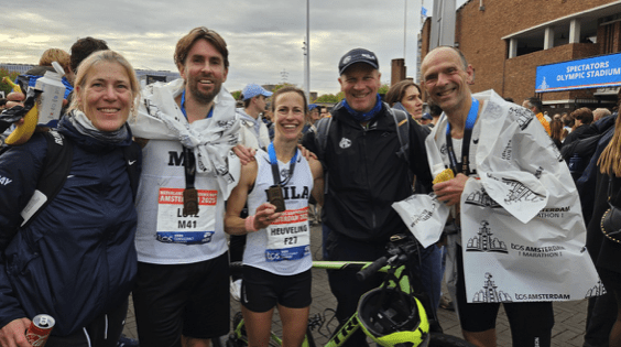 Christine Toonstra (trainer), Erik Kallenberg (haas), Tineke Heuveling, Mark Hilberts (trainer) en Herman Verra kort na de finish in het olympisch stadion