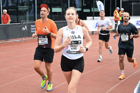 Suzet Doornheim legt de laatste meters van haar eerste marathon af