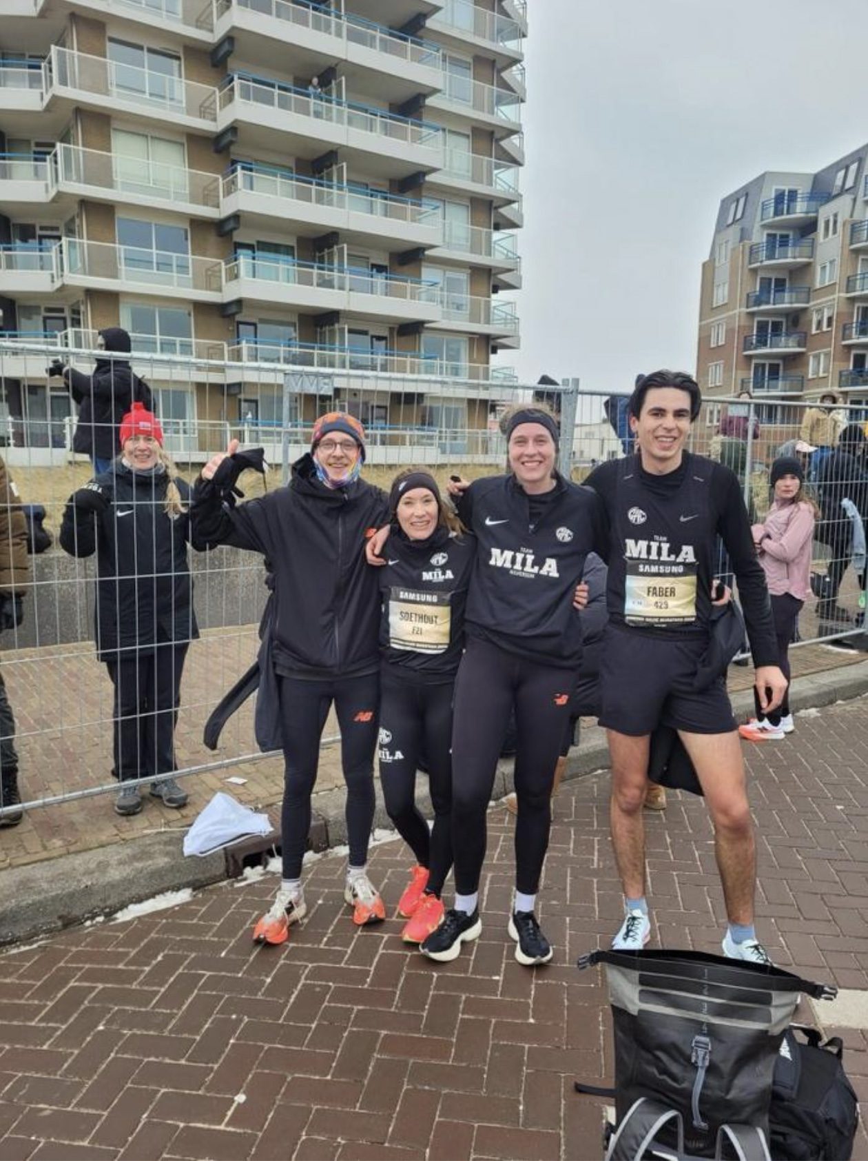 Venema, Soethout, Vastenburg en Faber in het startvak (achter het hek trainer Toonstra)